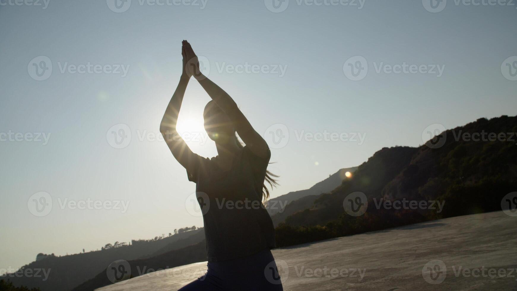 Retrato de mujer haciendo pose de árbol foto