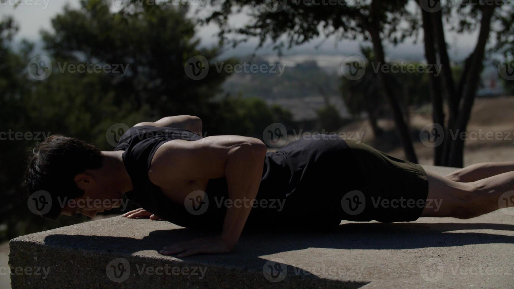 Retrato de un hombre adulto medio haciendo flexiones foto