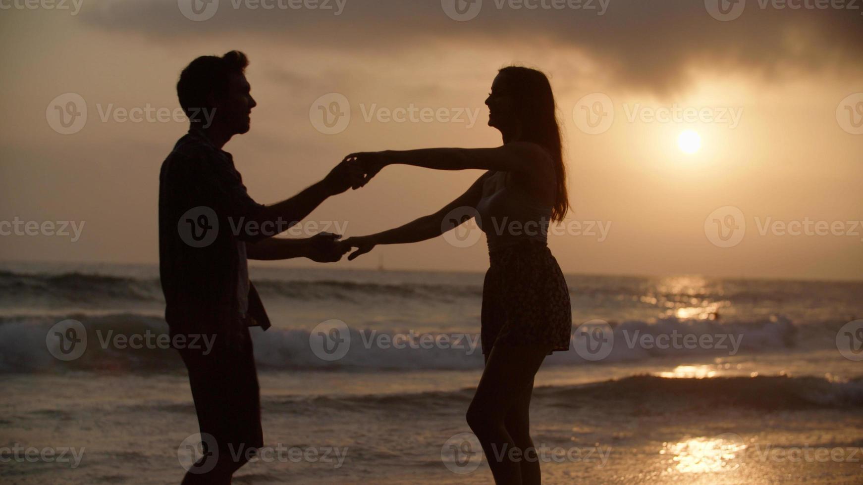 retrato, de, pareja joven, bailando, en la playa foto