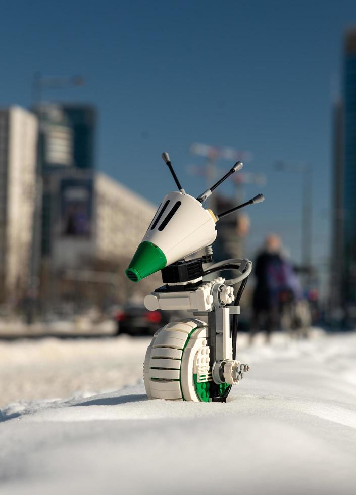 Varsovia, 2021 - Lego Star Wars Droid Do en la nieve en la ciudad foto