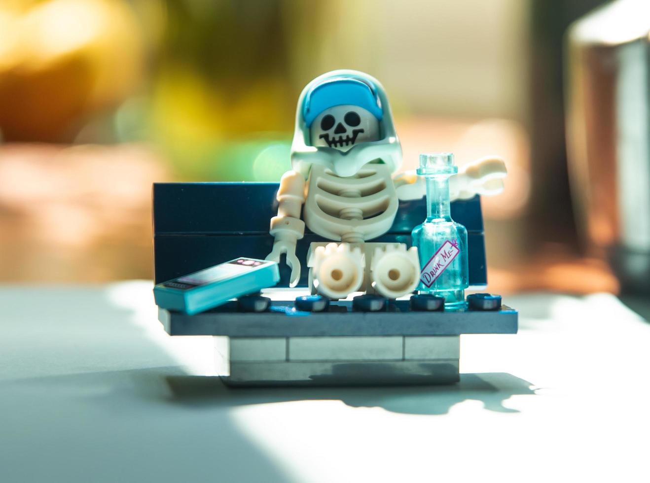 Varsovia, Polonia, mayo de 2019 - esqueleto de minifigura de lego sentado en el banco foto