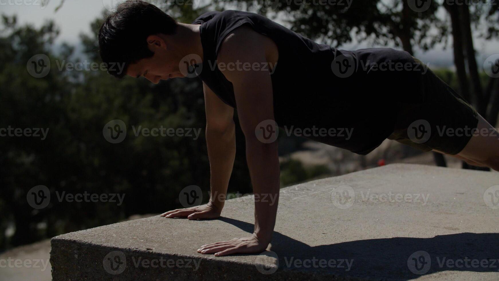 Retrato de un hombre adulto medio haciendo flexiones foto