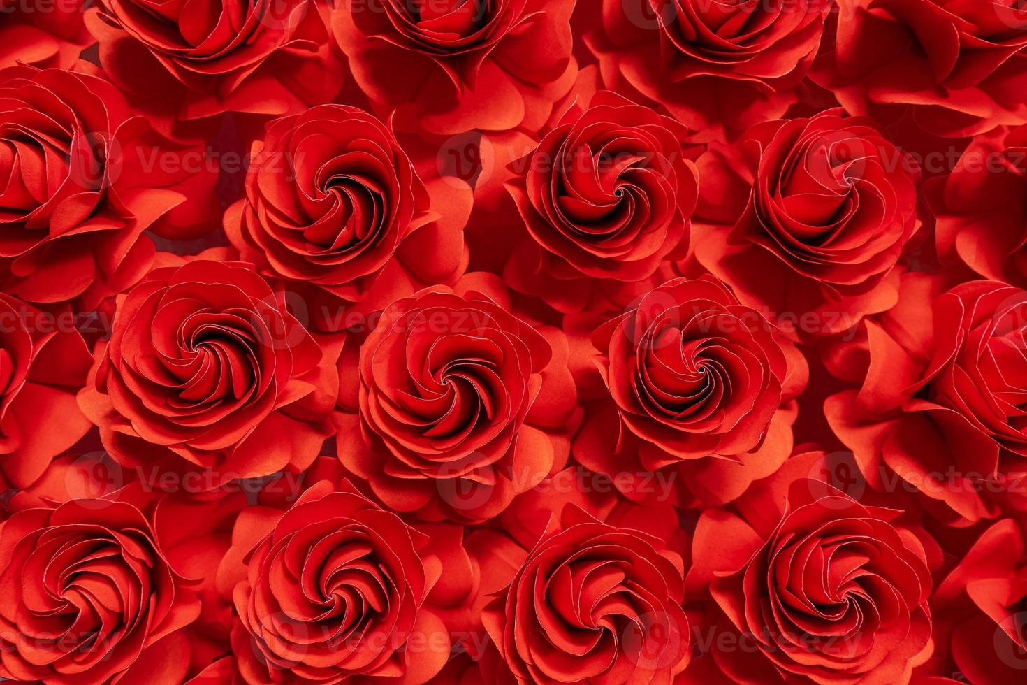 Flor de papel, rosas rojas cortadas de papel, decoraciones de boda, fondo de flores abstractas foto