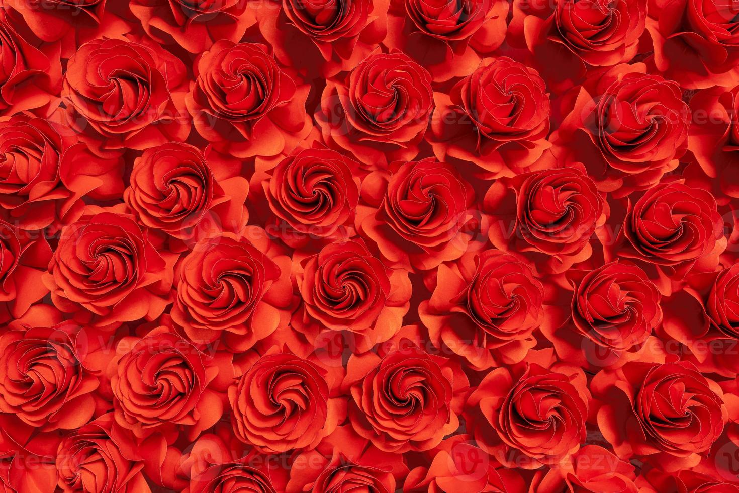 Flor de papel, rosas rojas cortadas de papel, decoraciones de boda, fondo de flores abstractas foto