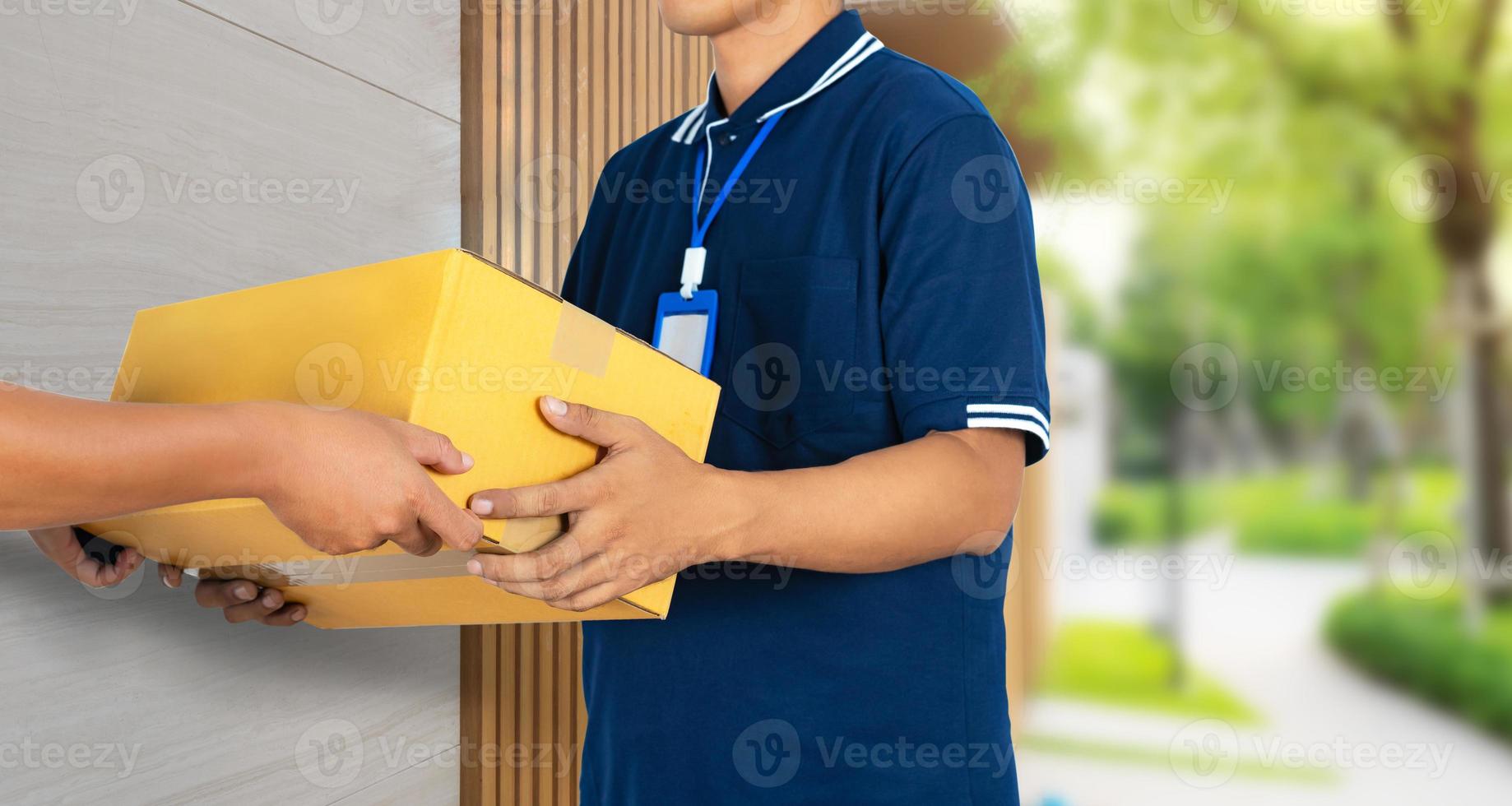 Mano de hombre aceptando un paquete de cajas de servicio de entrega del repartidor foto