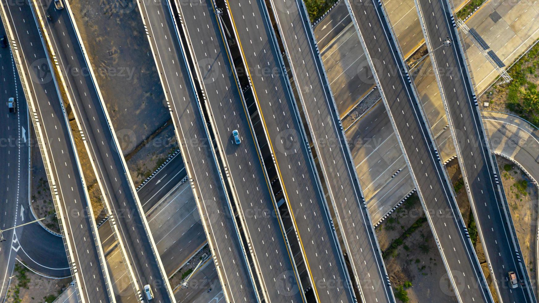 Vista aérea superior de la carretera, la carretera de cruce de la ciudad de transporte con el coche en la intersección de la calle transversal tomada por drone foto