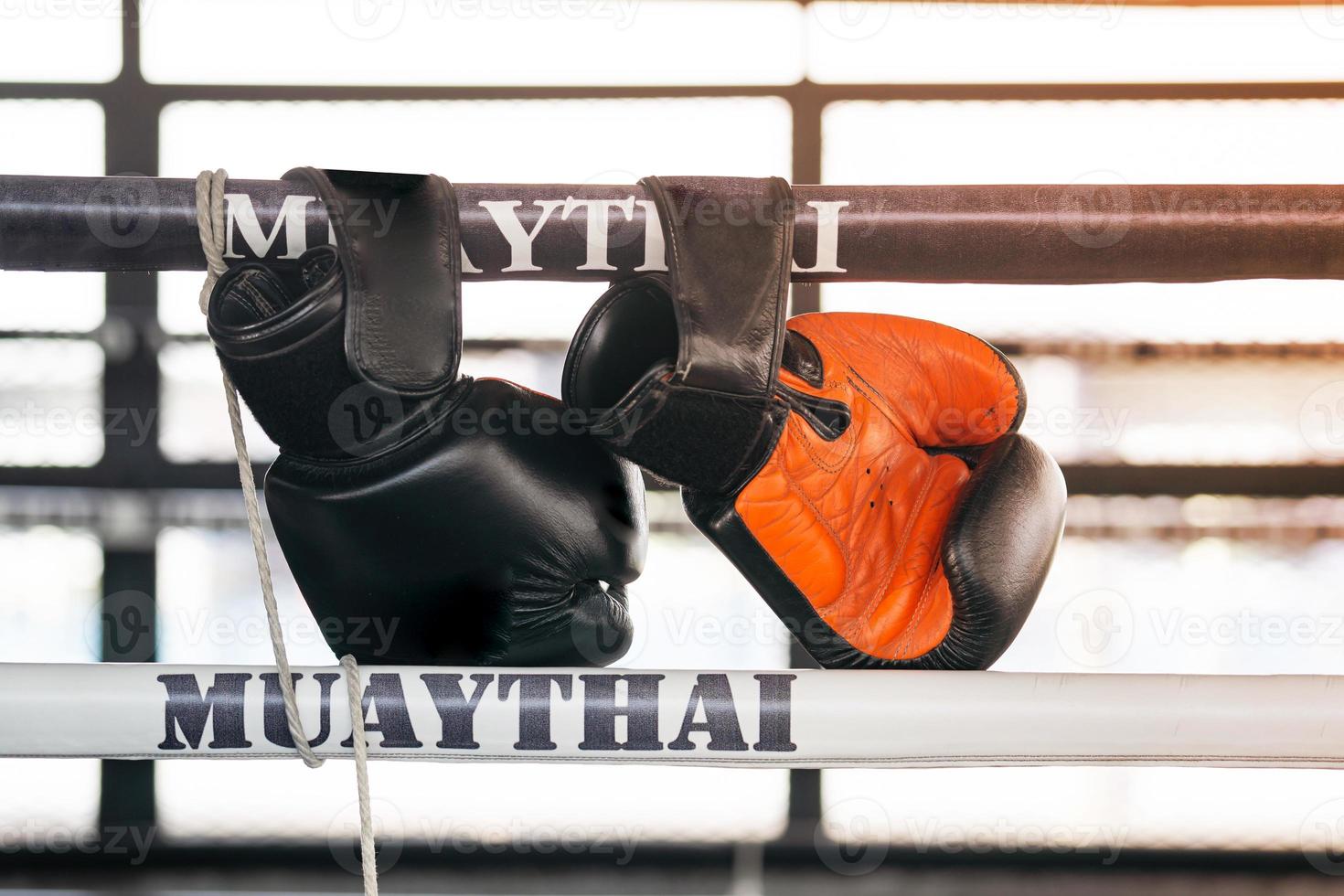 guantes de boxeo en el gimnasio, boxeo tailandés, artes marciales foto