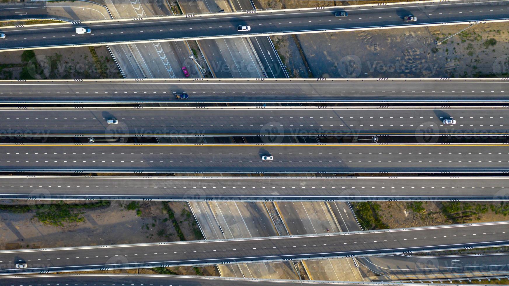 Vista aérea superior de la carretera, la carretera de cruce de la ciudad de transporte con el coche en la intersección de la calle transversal tomada por drone foto