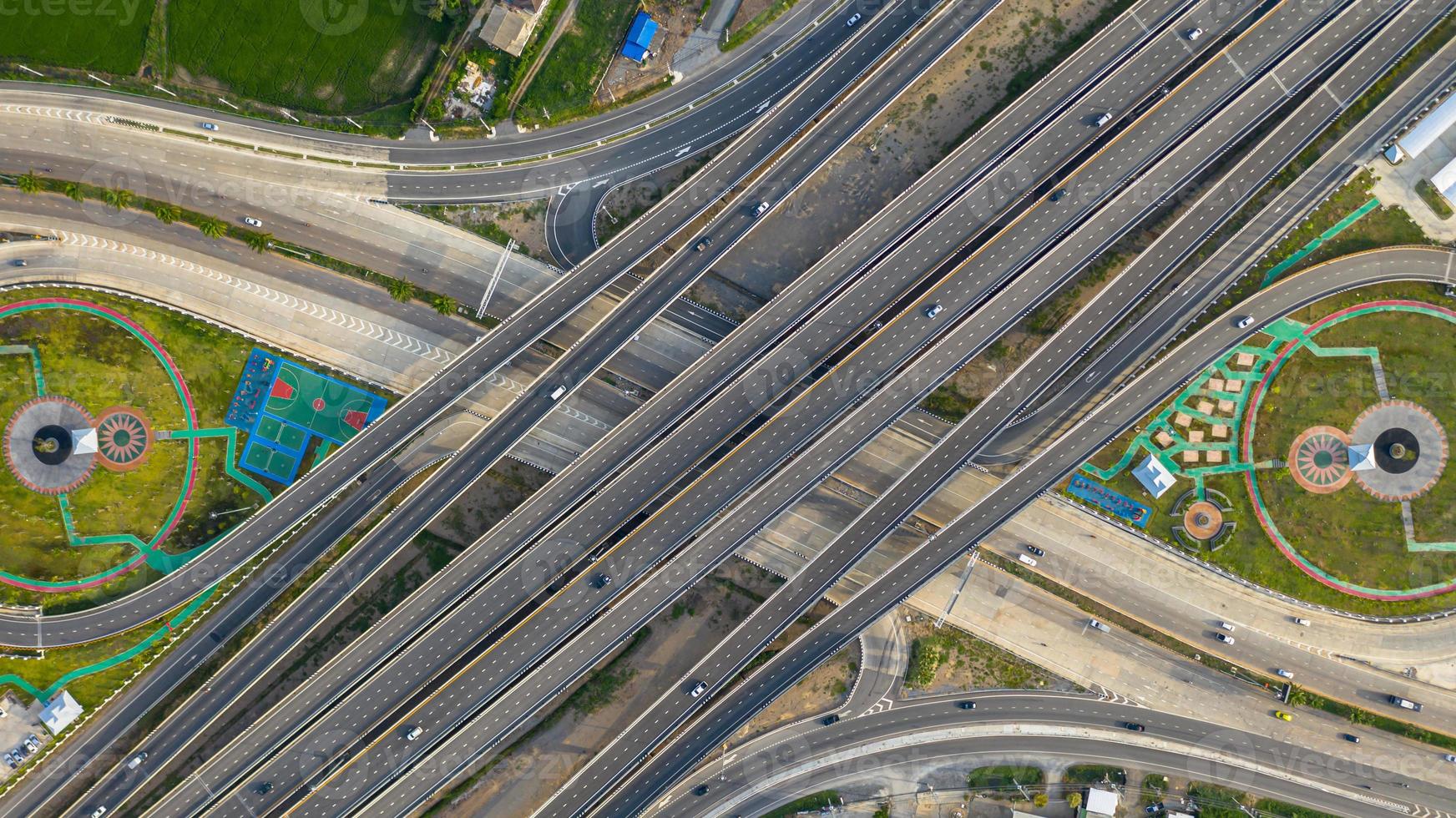 Vista aérea superior de la carretera, la carretera de cruce de la ciudad de transporte con el coche en la intersección de la calle transversal tomada por drone foto