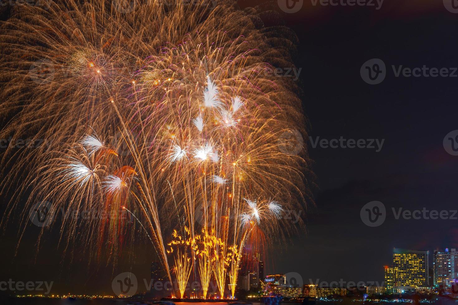 hermoso brillo se ilumina en el cielo de los fuegos artificiales en la noche foto