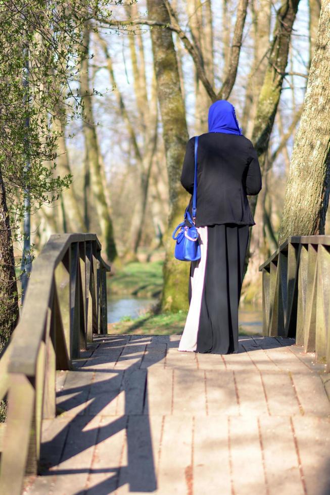 mujer musulmana disfrutando al aire libre foto