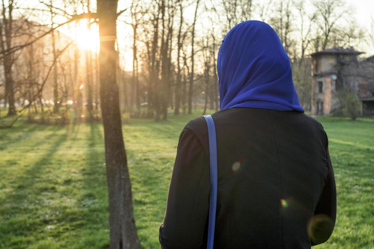 mujeres musulmanas disfrutando al aire libre al atardecer foto