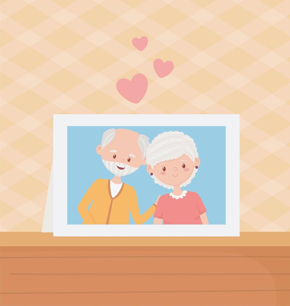 ancianos, linda pareja abuelos marco de fotos en la mesa vector