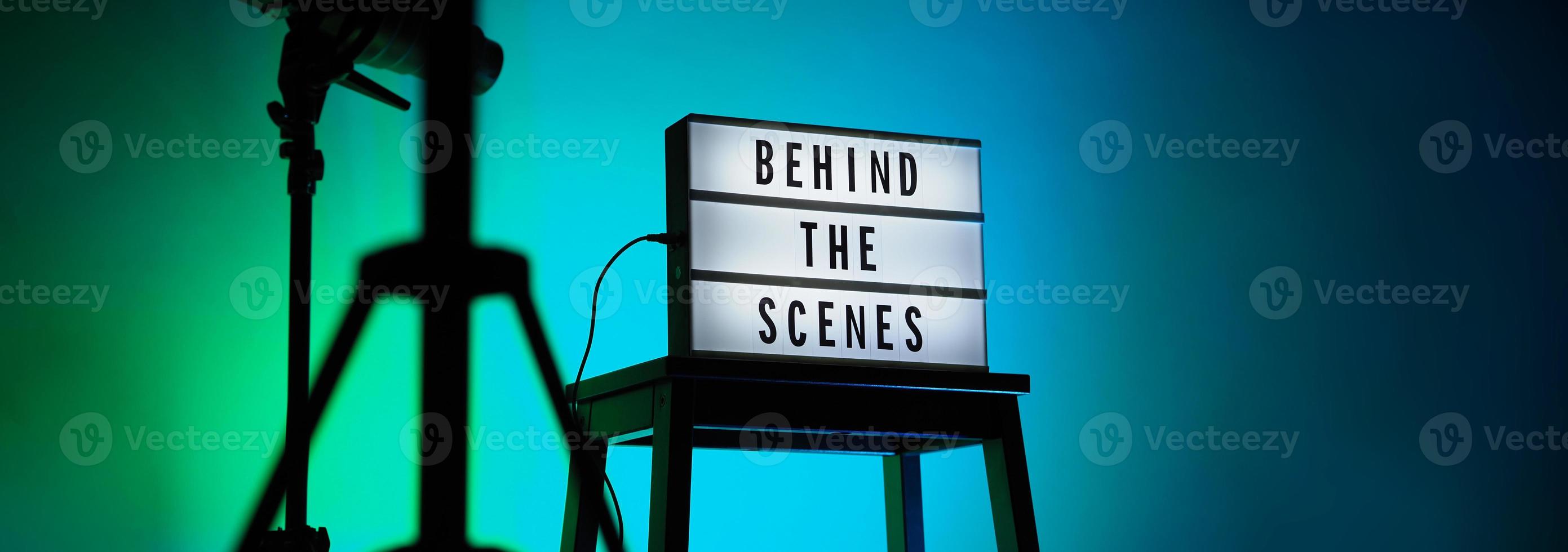 detrás de las escenas de texto de letrero en caja de luz o caja de luz de cine. foto