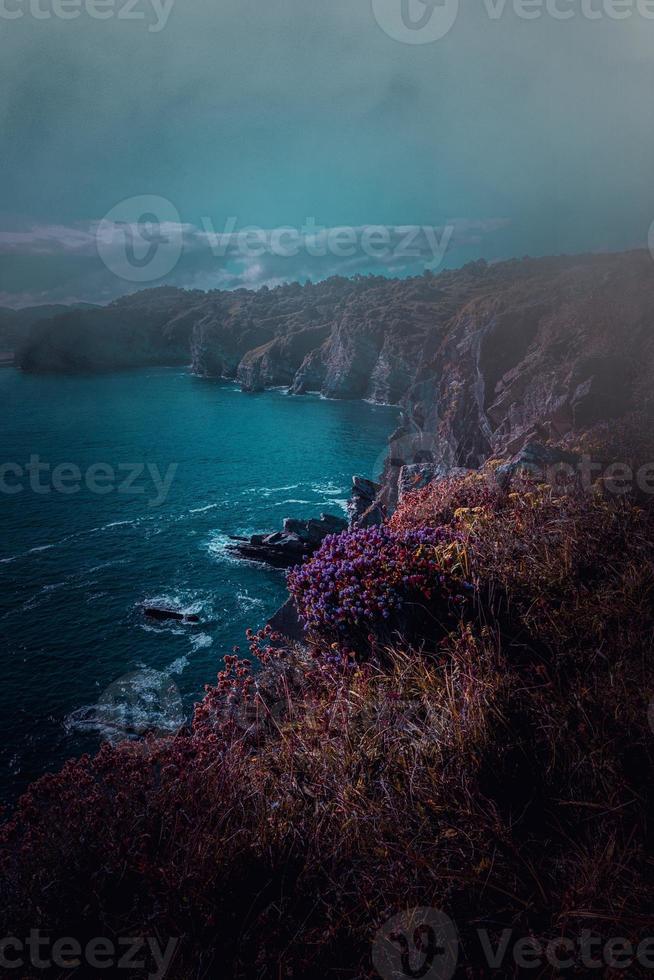 Acantilado y mar en la costa de Bilbao, España foto