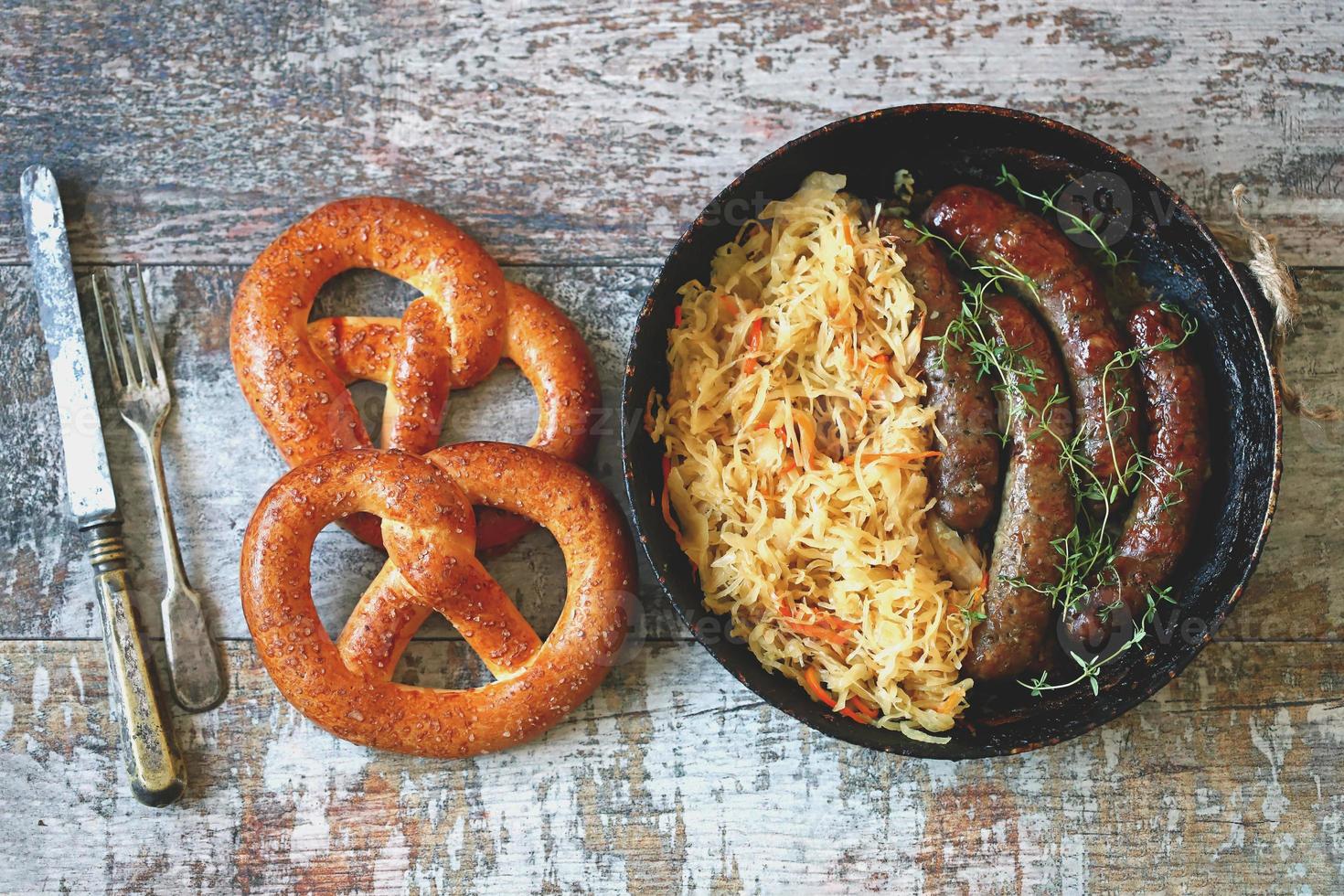 Salchichas bávaras en una sartén con chucrut guisado comida oktoberfest foto