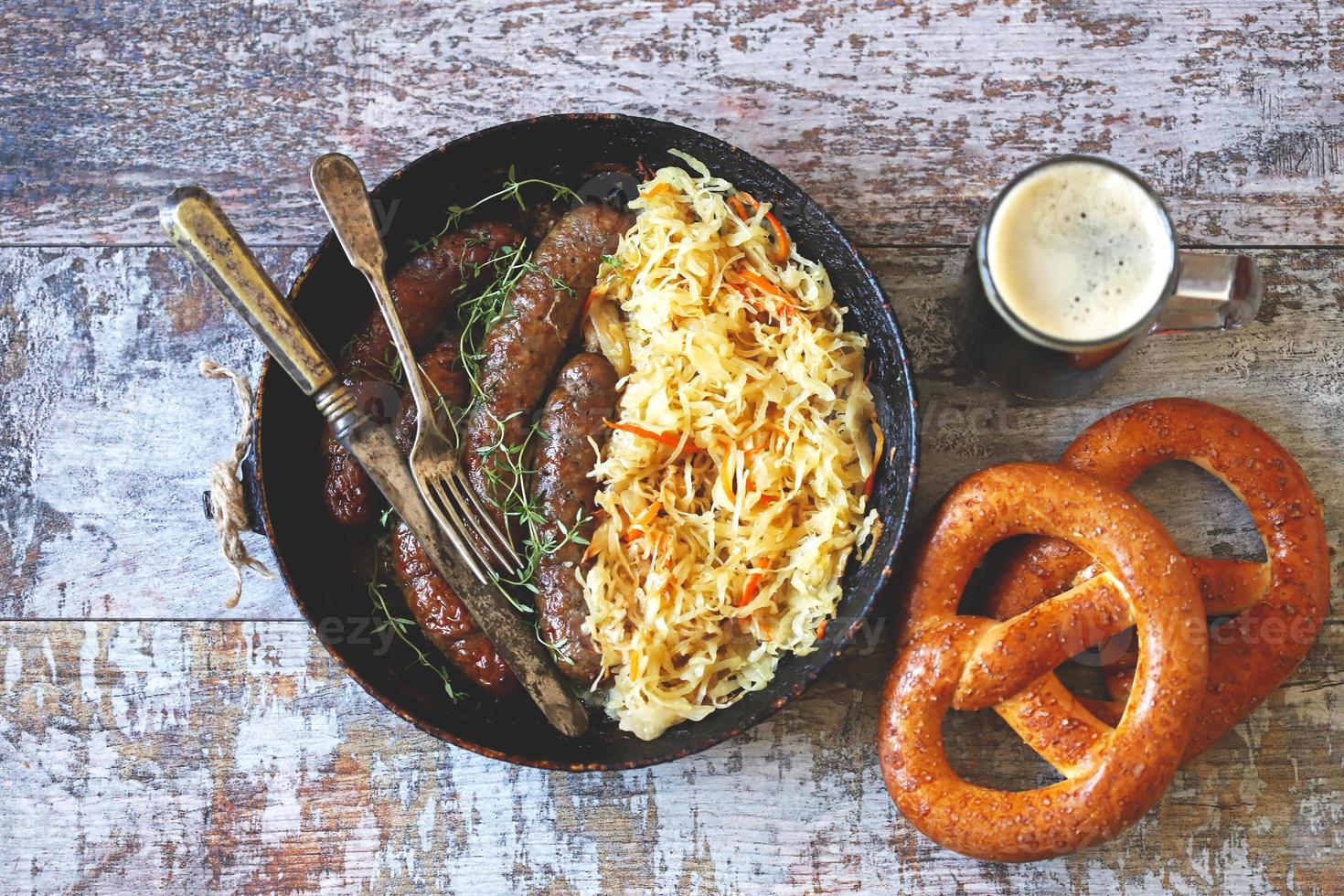 Salchichas bávaras en una sartén con chucrut guisado comida oktoberfest foto