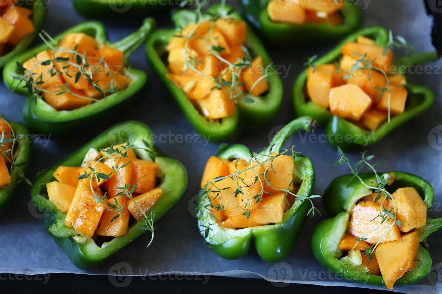 pimientos verdes rellenos de trozos de calabaza foto