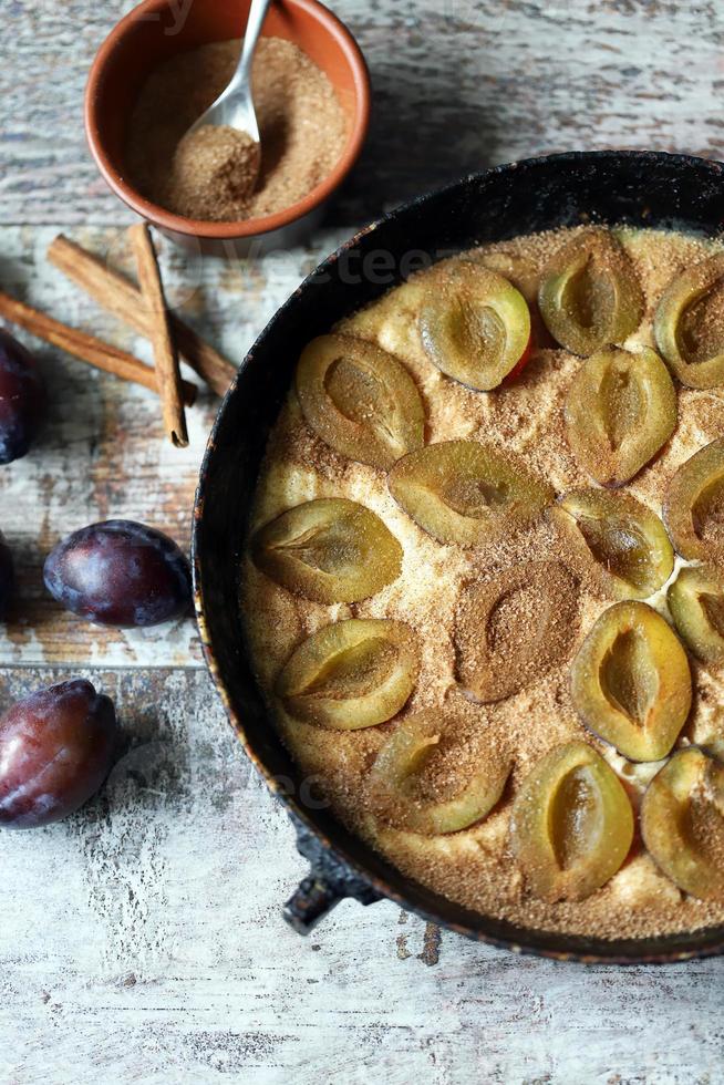 tarta de ciruela casera cocinando tarta de ciruela foto