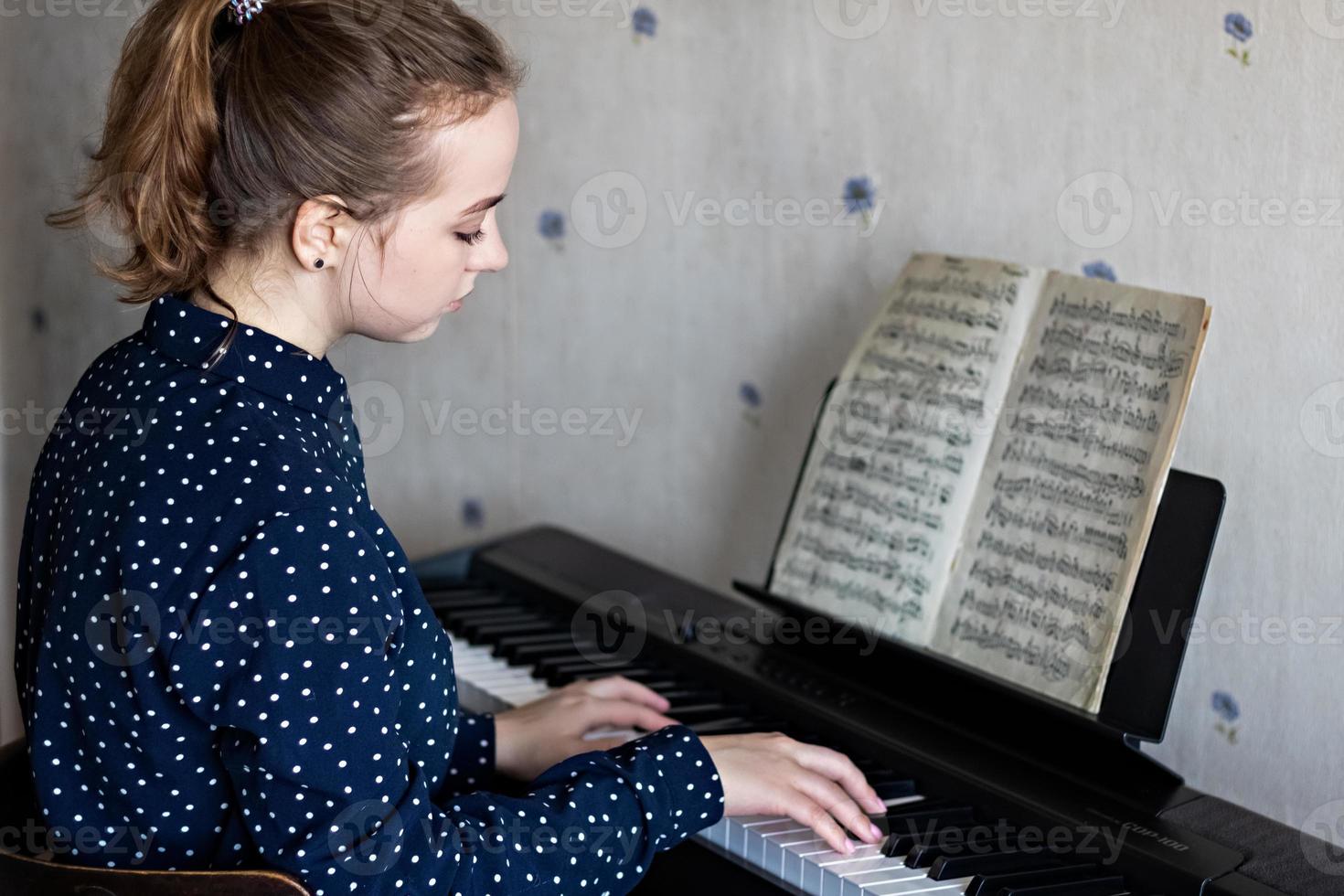 pianista joven en el proceso de tocar el piano. toca música clásica. estilo de vida. foto