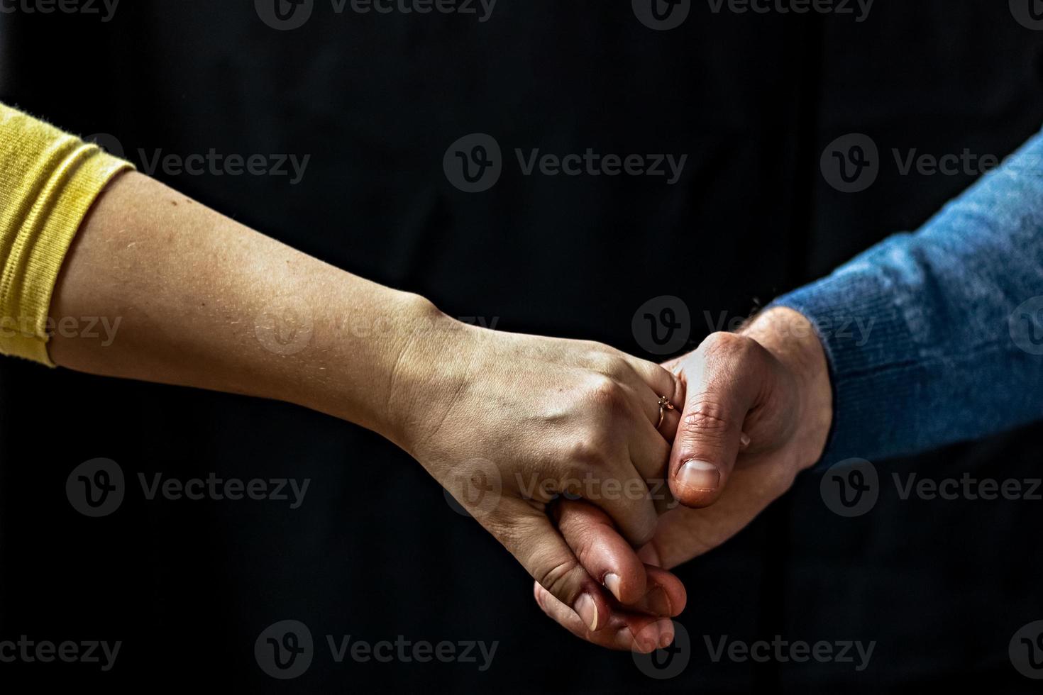 pareja joven tomados de la mano mostrando amor y cuidado, marido y mujer  están tiernamente juntos, mostrando apoyo y comprensión 2662057 Foto de  stock en Vecteezy