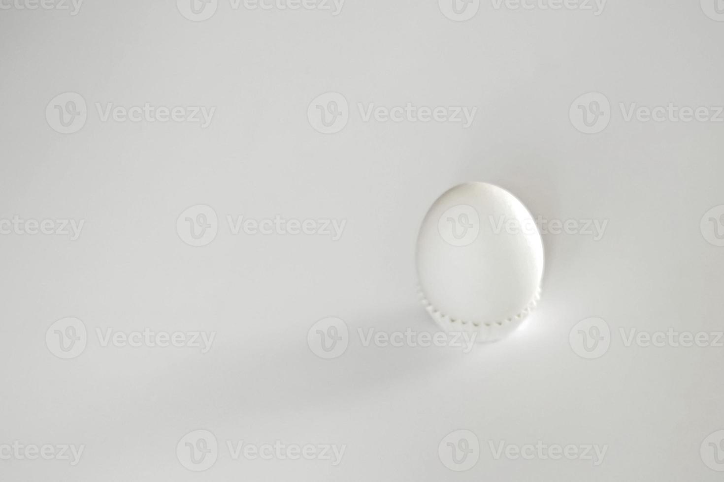 huevo blanco sobre un fondo blanco aislado con sombra. ingrediente comida sana pascua. foto