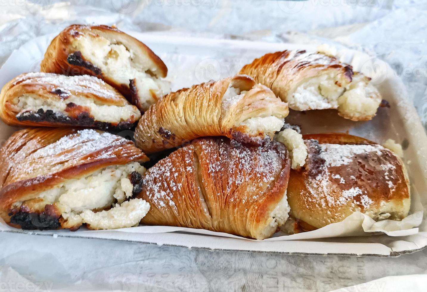 Brioches napolitanos frescos con relleno de chocolate foto