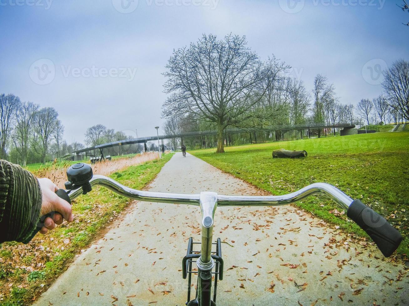 paseo en bicicleta en el parque de amsterdam foto