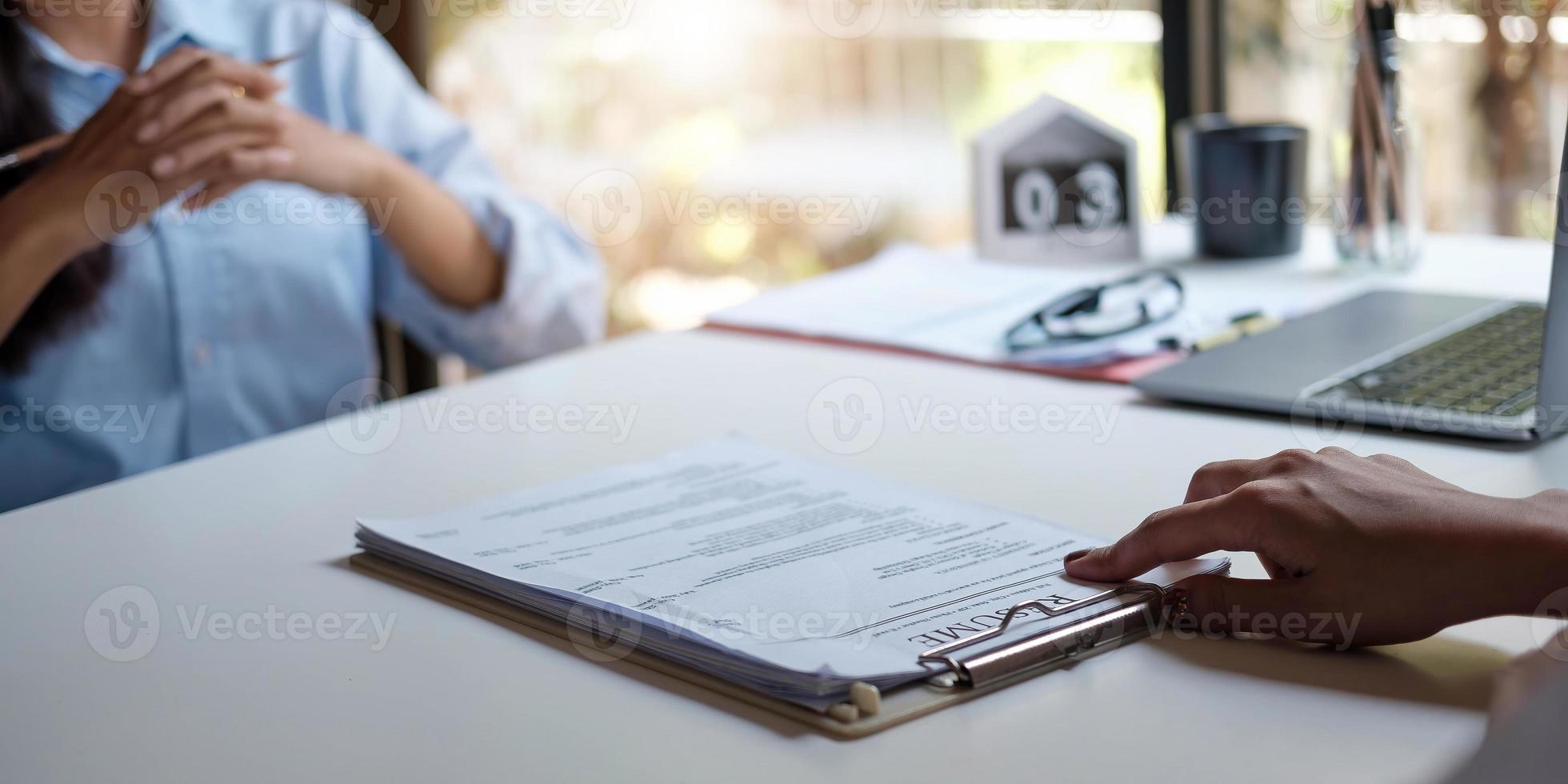 solicitud de empleo y concepto de entrevistas, la mujer espera un currículum y un reclutador considerando la solicitud, el gerente de recursos humanos toma la decisión de contratación. foto