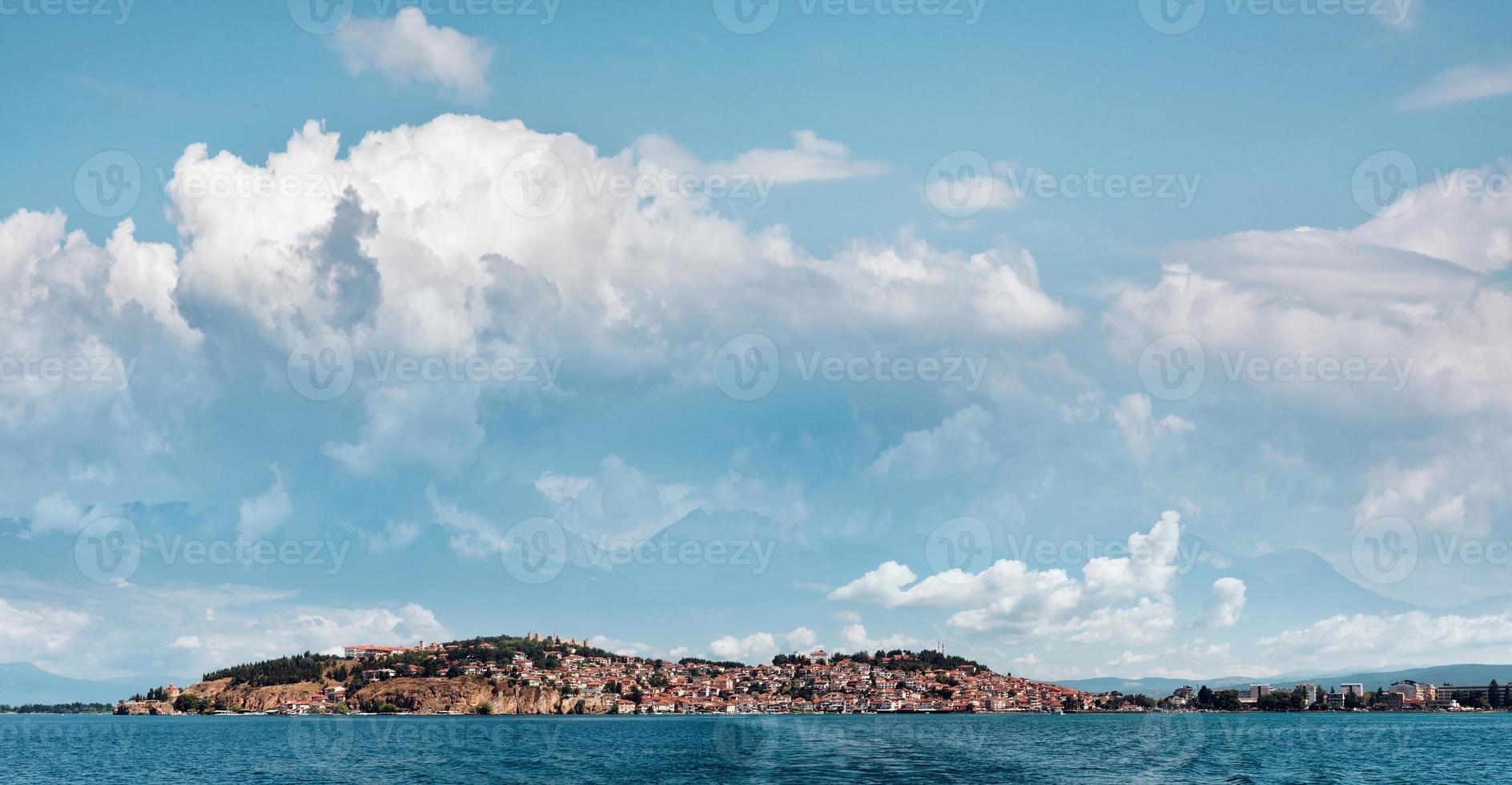 ciudad ohrid y lago ohrid en verano. república de macedonia del sur. foto