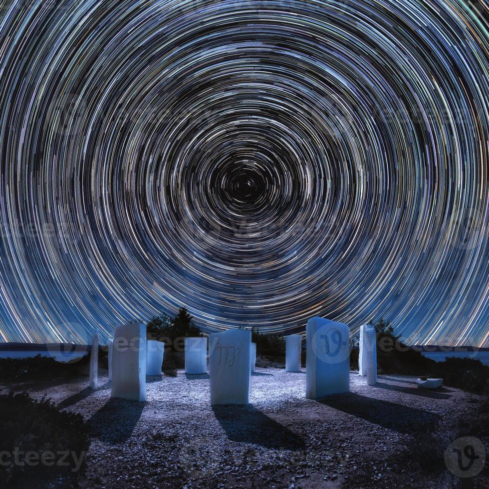 corona de limenaria, rastro de estrellas, fotografía nocturna, metalia, thassos, grecia. foto