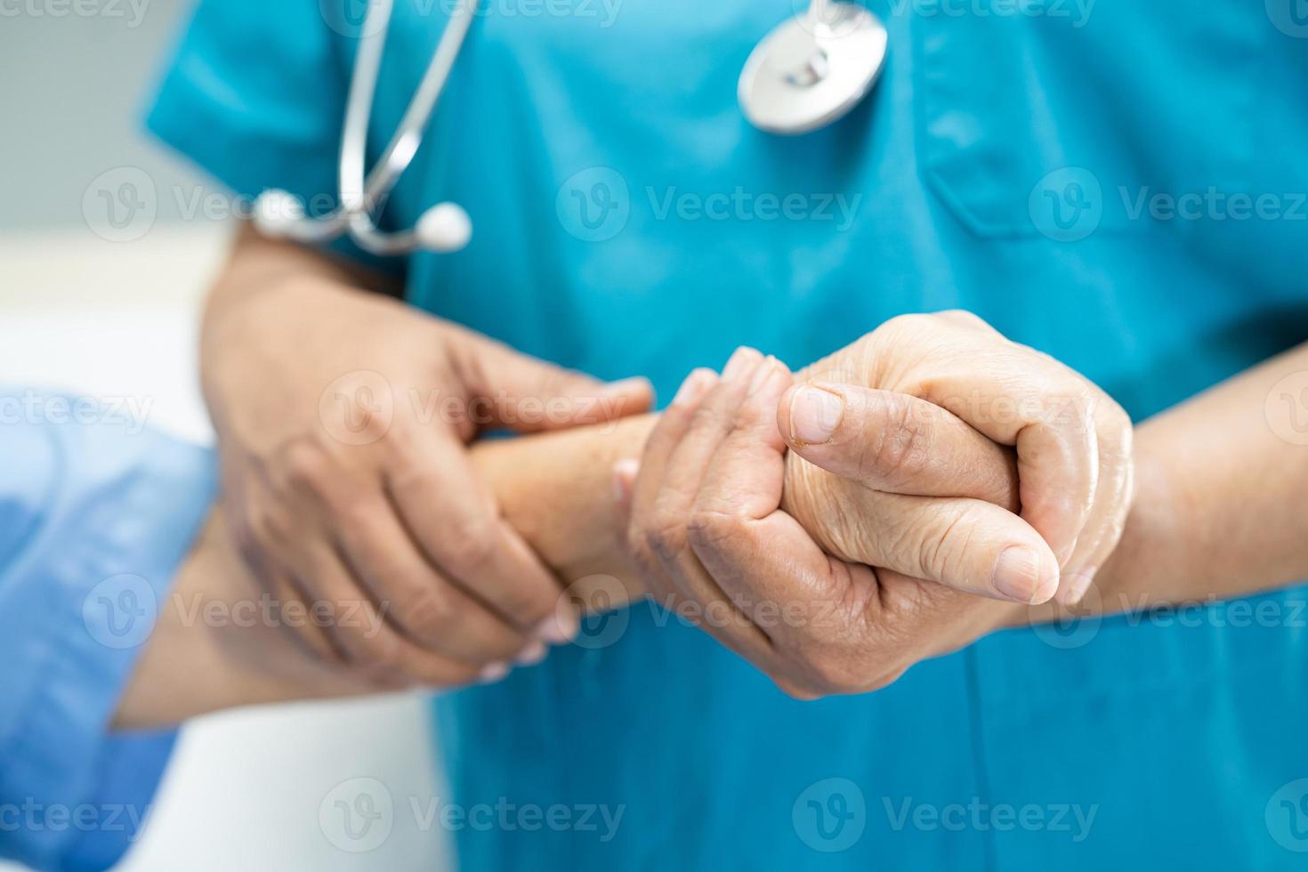 médico sosteniendo las manos conmovedoras anciana asiática o anciana paciente con amor, cuidado, ayuda, aliento y empatía en la sala del hospital de enfermería, concepto médico saludable foto