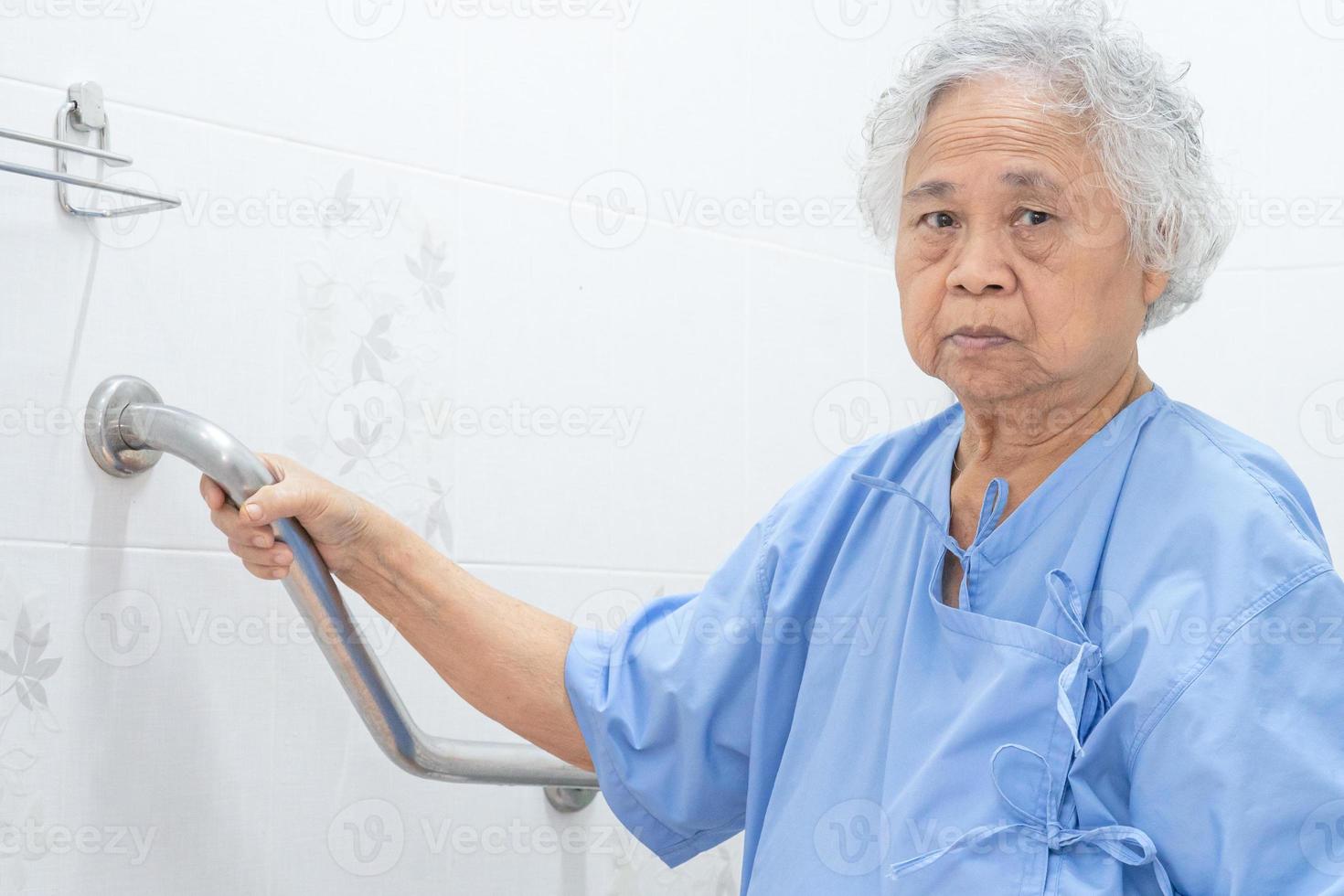 Asia mayor o anciana anciana mujer paciente uso inodoro baño manejar seguridad en enfermería hospital, concepto médico fuerte saludable. foto