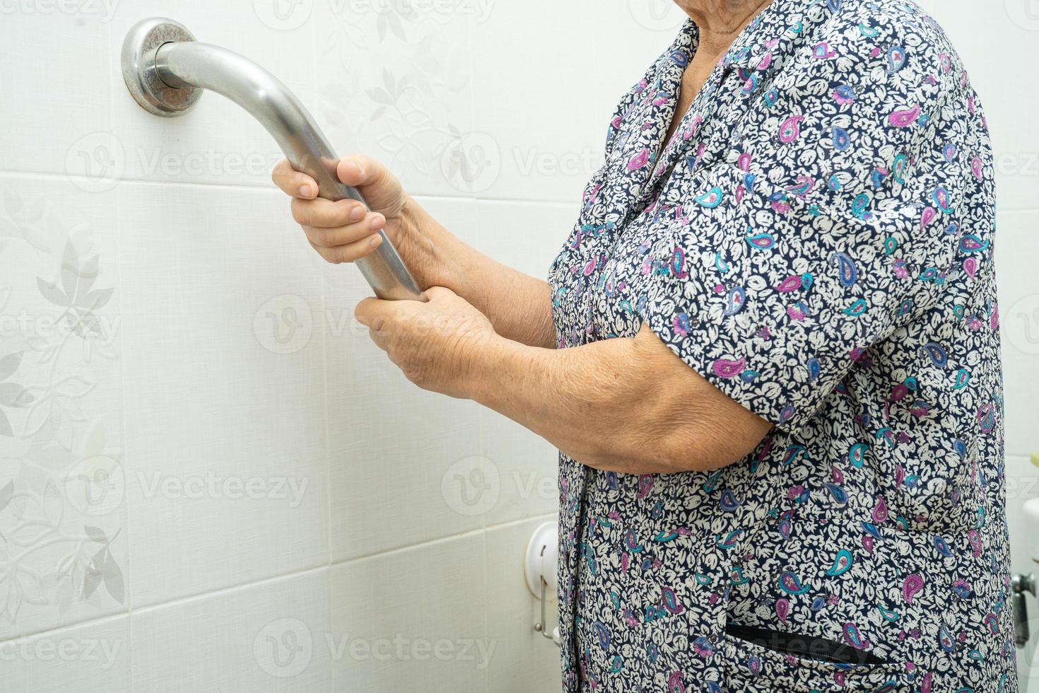 Asia mayor o anciana anciana mujer paciente uso pendiente pasarela manejar seguridad con ayuda asistente de apoyo en enfermería hospital sala saludable concepto médico fuerte. foto