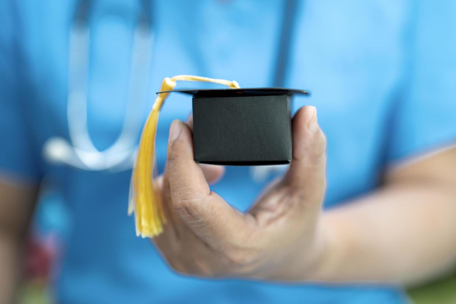 estudio médico asiático aprender con sombrero de brecha de graduación en la sala de hospital concepto de medicina de educación inteligente brillante genio. foto