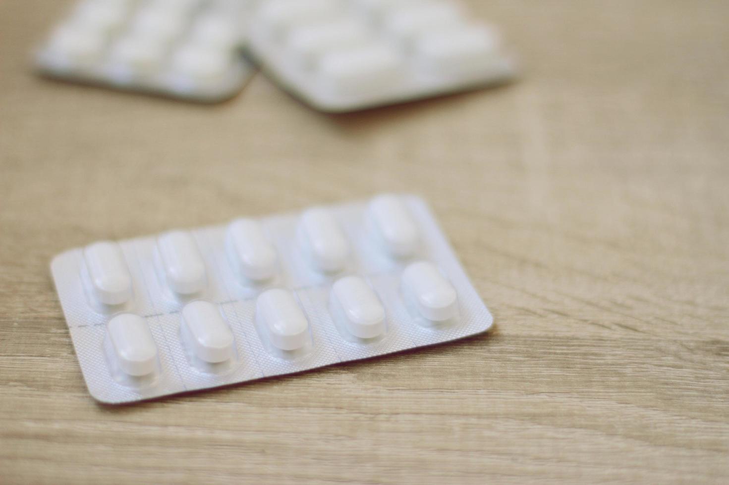 conjunto de paquetes de medicamentos sobre fondo claro foto