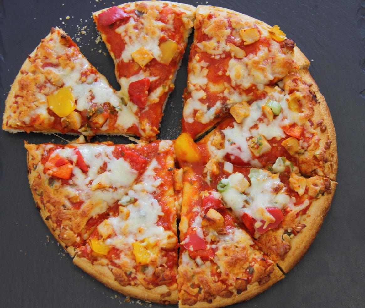 pizza con rúcula y salami foto