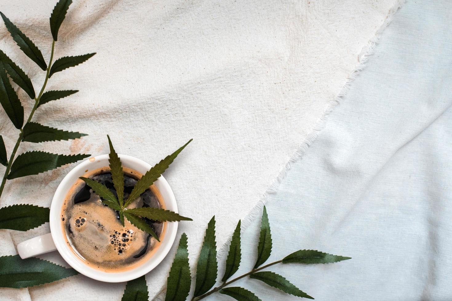 café de cannabis puesto en tela de lino, vista superior foto