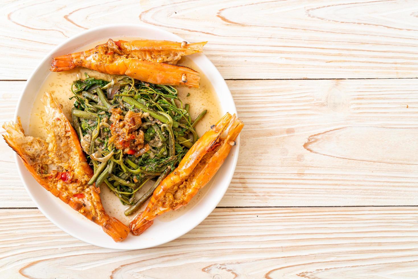 Mimosa de agua salteada con gambas de río foto