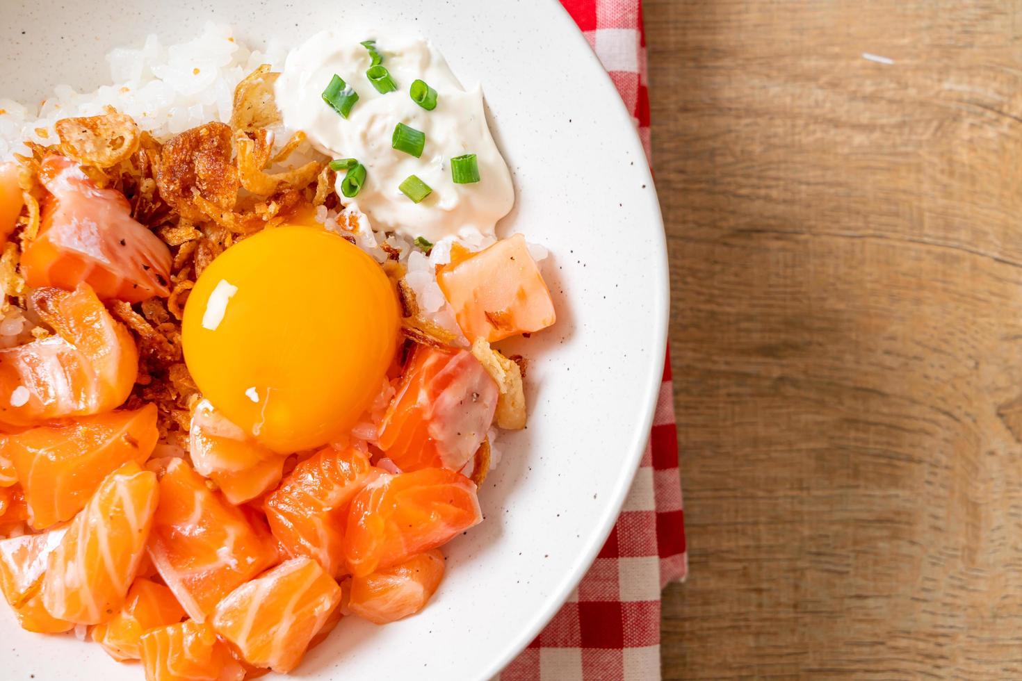 arroz japonés con salmón fresco crudo y huevo foto