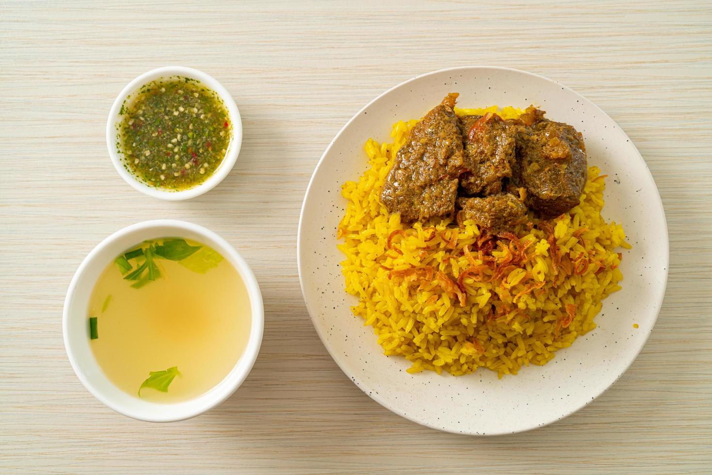 biryani de ternera o arroz al curry y ternera - versión tailandesa-musulmana del biryani indio, con arroz amarillo fragante y ternera foto