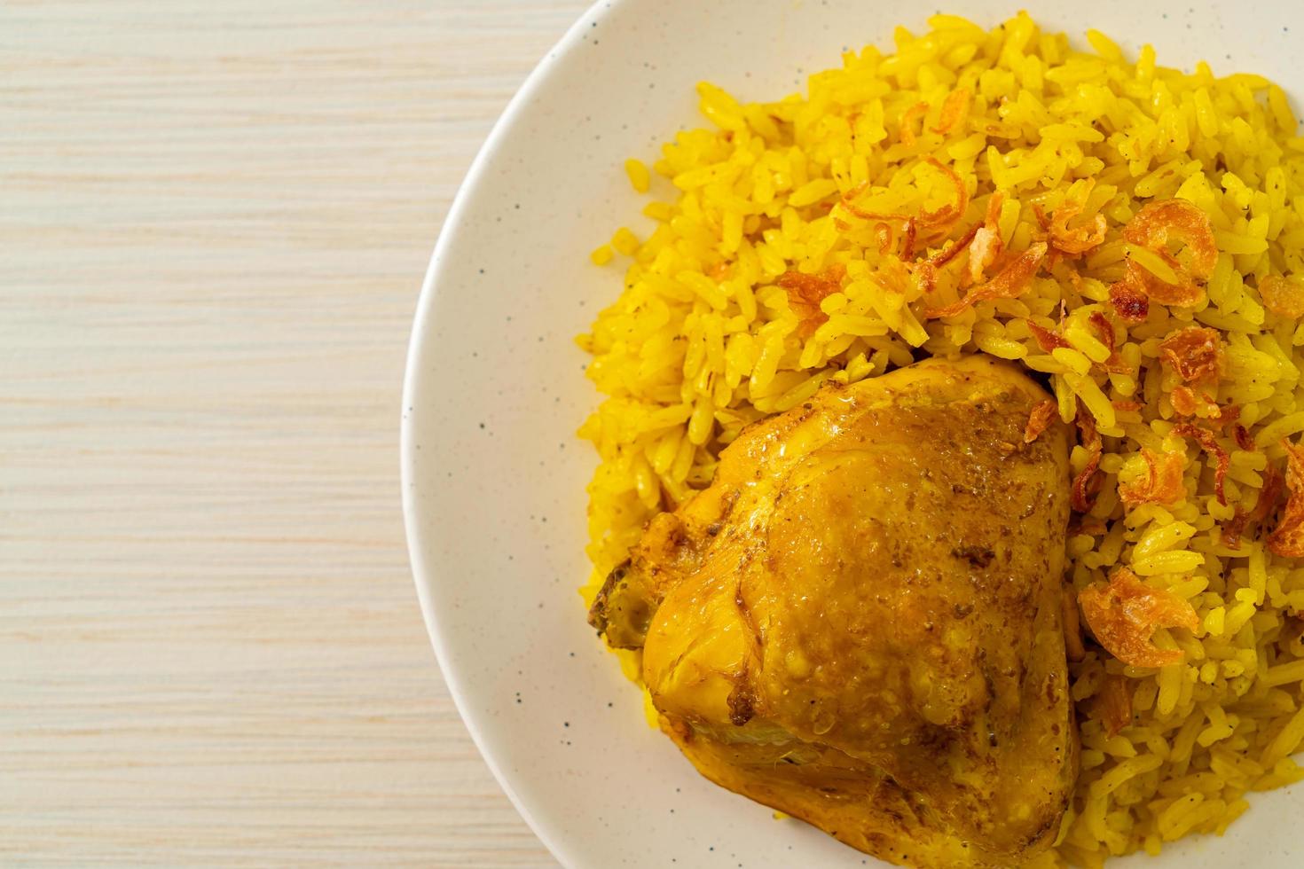 biryani de pollo o arroz al curry y pollo - versión tailandesa-musulmana del biryani indio, con arroz amarillo fragante y pollo foto