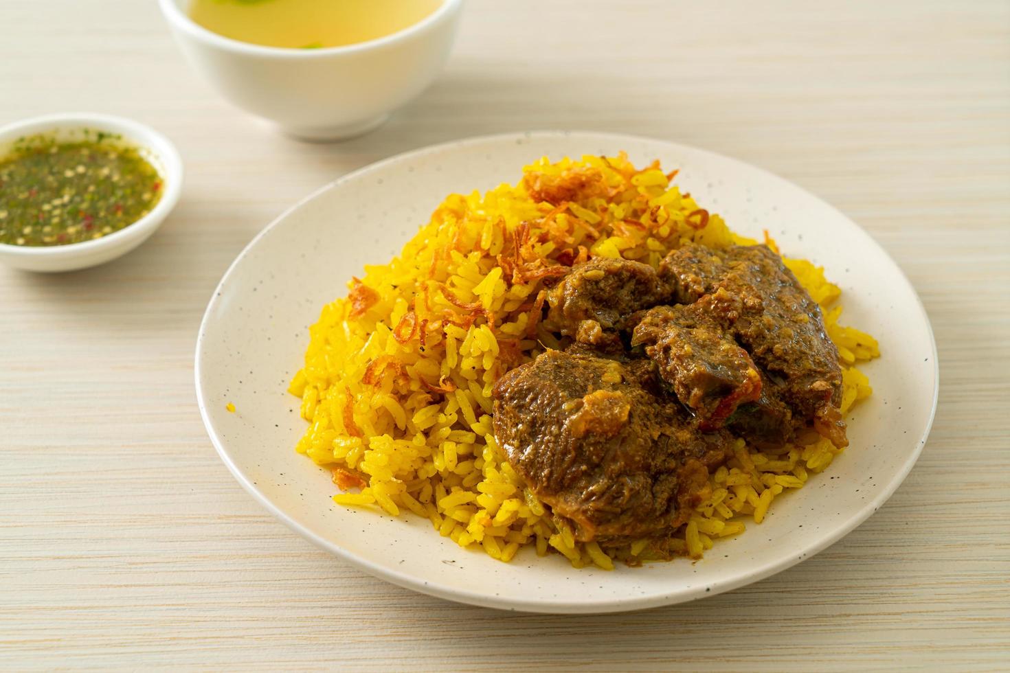 biryani de ternera o arroz al curry y ternera - versión tailandesa-musulmana del biryani indio, con arroz amarillo fragante y ternera foto