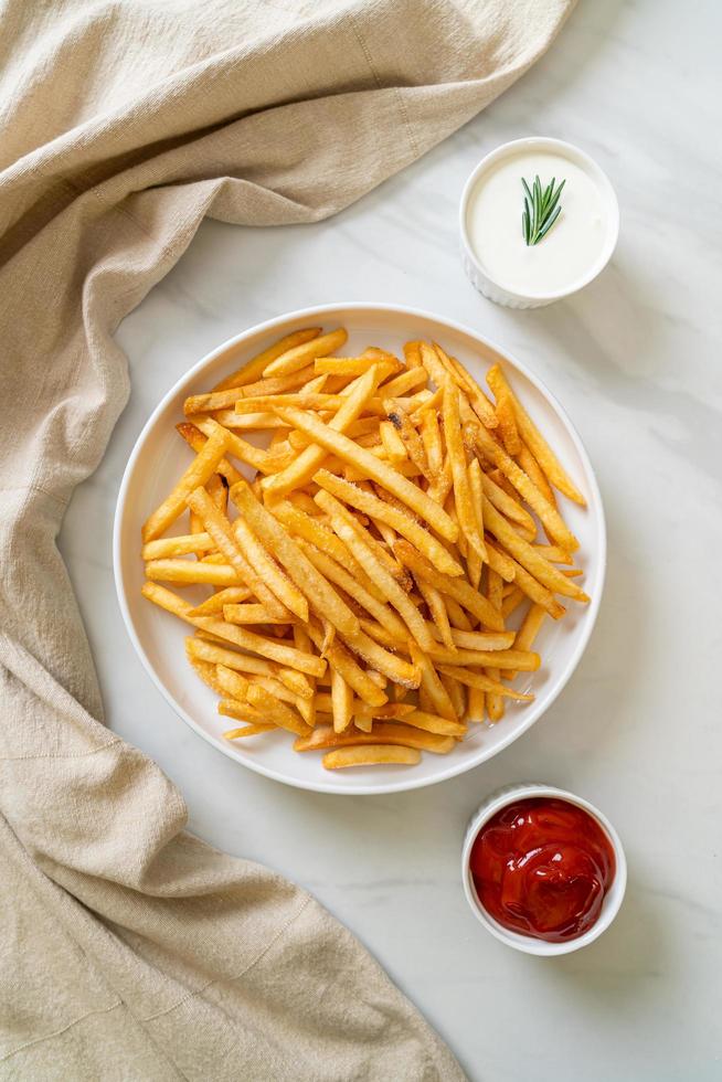 papas fritas con crema agria y salsa de tomate foto