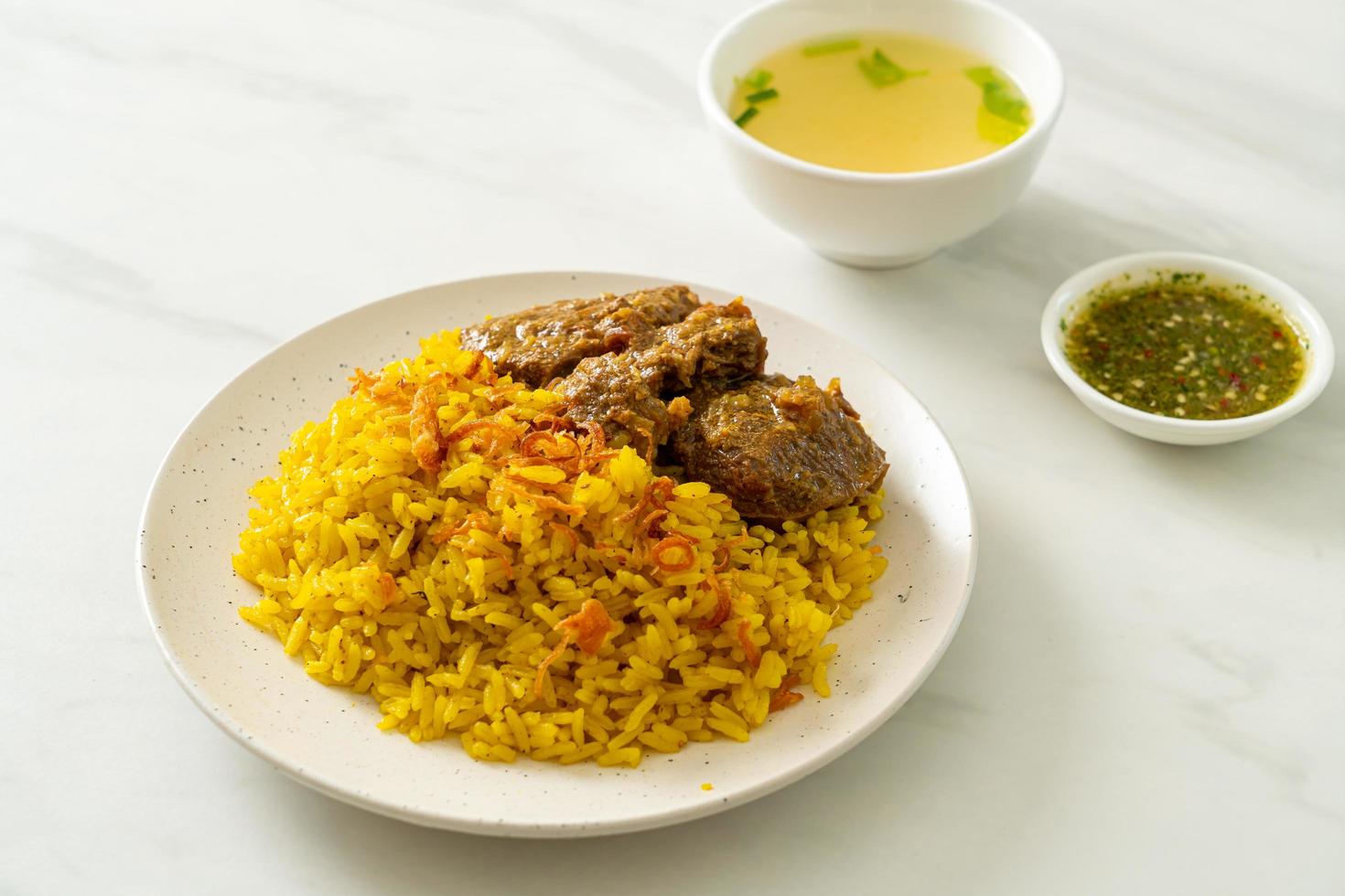 biryani de ternera o arroz al curry y ternera - versión tailandesa-musulmana del biryani indio, con arroz amarillo fragante y ternera foto