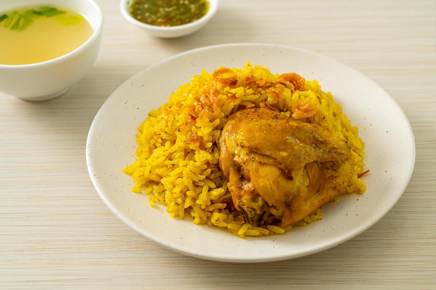 biryani de pollo o arroz al curry y pollo - versión tailandesa-musulmana del biryani indio, con arroz amarillo fragante y pollo foto