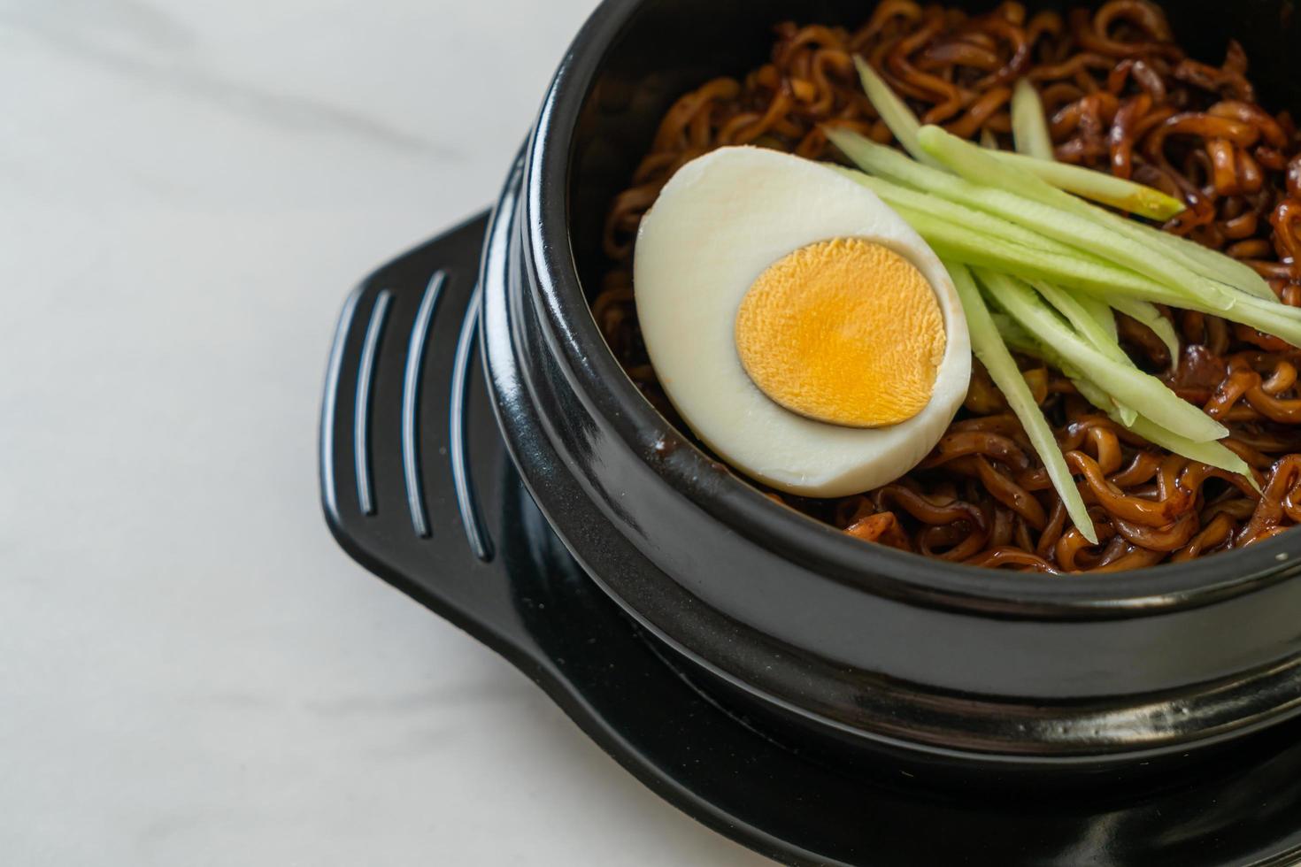 fideos instantáneos coreanos con salsa de frijoles negros o jajangmyeon o jjajangmyeon foto