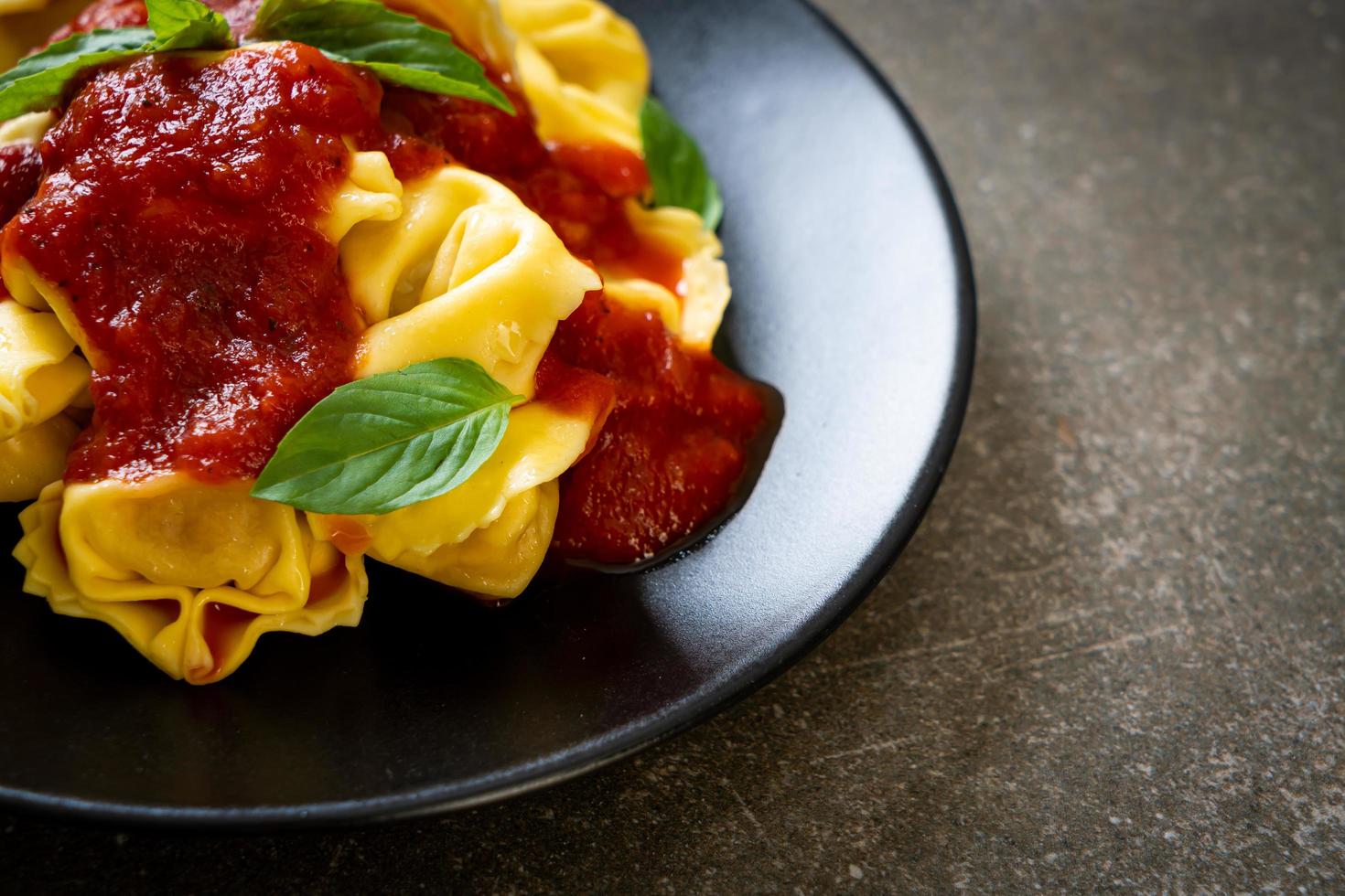 pasta tortellini italiano con salsa de tomate foto