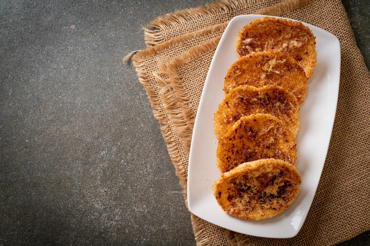 galleta de arroz de cerdo desmenuzada seca foto