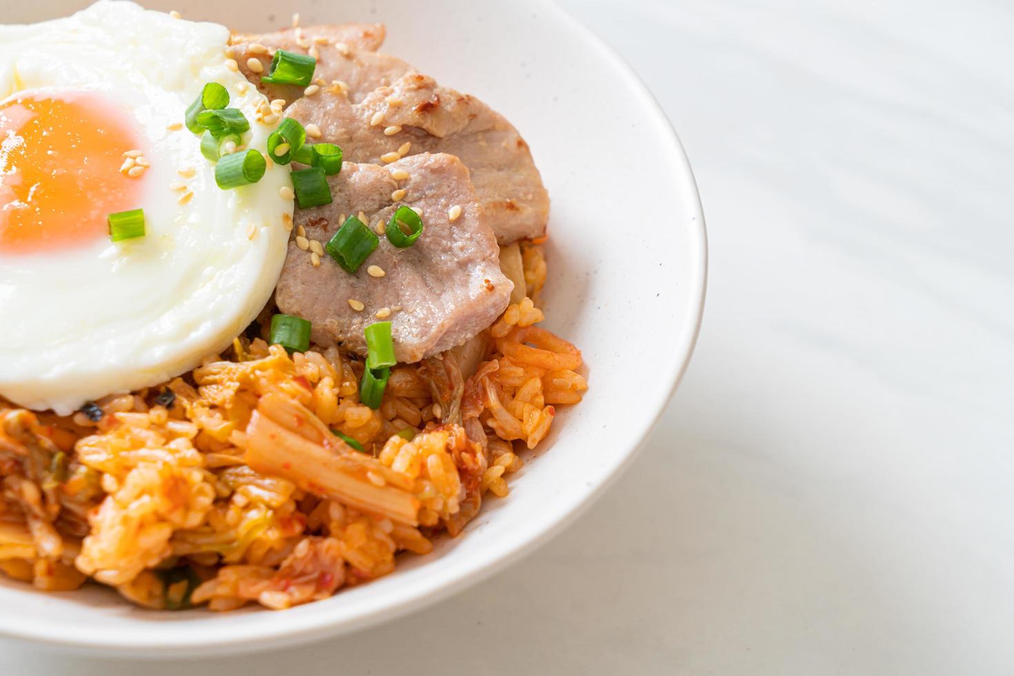 arroz frito con kimchi con huevo frito y cerdo foto